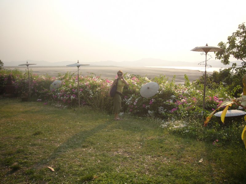Tal-films. The hotel overlooked the Ayerawaddy river.